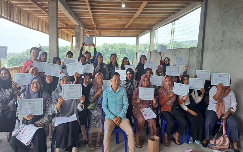 Kader Posyandu Memperlihatkan Sertifikat yang didapat dari Pelatihan PMBA yang difasilitasi oleh 1000 Days Fund