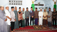 Penjabat Wali Kota Bima, H Mohammad Rum foto Bersama Jemaah usai melaksanakan salat magrib dan isya berjemaah di Masjid Baburrahman Lingkungan Tato Kelurahan Jatiwangi, Kota Bima, Minggu (12/11/2023).