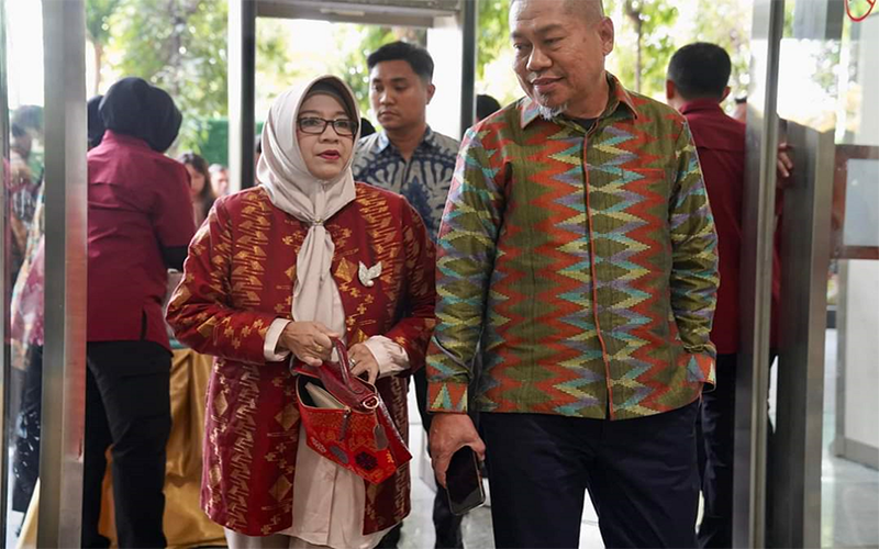 Penjabat Wali Kota Bima H Mohammad Rum dan Pj Ketua TP PKK Kota Bima Hj Dewi Wahyuni HM Rum saat menghadiri acara Women International Club (WIC) Bazar di Jakarta, Kamis (9/11/2023) lalu.