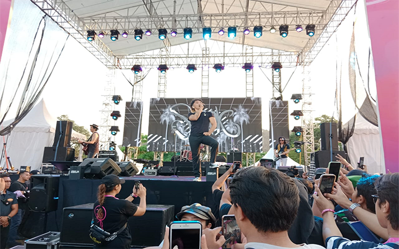 Vokalis Slank, Kaka berhasil menghipnotis jubelan penonton di Studion Manggemaci Kota Bima lewat hits Slank, Minggu (12/11/2023).