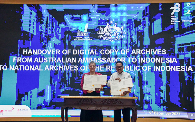 Duta Besar Australia untuk Indonesia, Penny Williams PSM menyerahkan salinan digital film dokumenter bersejarah "Pandit Nehru Visits Indonesia" kepada Arsip Nasional Republik Indonesia (ANRI) dalam sebuah upacara serah terima pada Selasa, 5 Desember 2023.