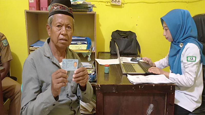 Warga Desa Keli Kecamatan Woha Kabupaten Bima menunjukan KTP saat mengakses BPJS Kesehatan Keliling di desa setempat, Senin (18/12/2023) lalu. Tanpa perlu repot membawa fotocopy dokumen kependudukan, peserta JKN cukup menunjukan Kartu Tanda Penduduk atau NIK.
