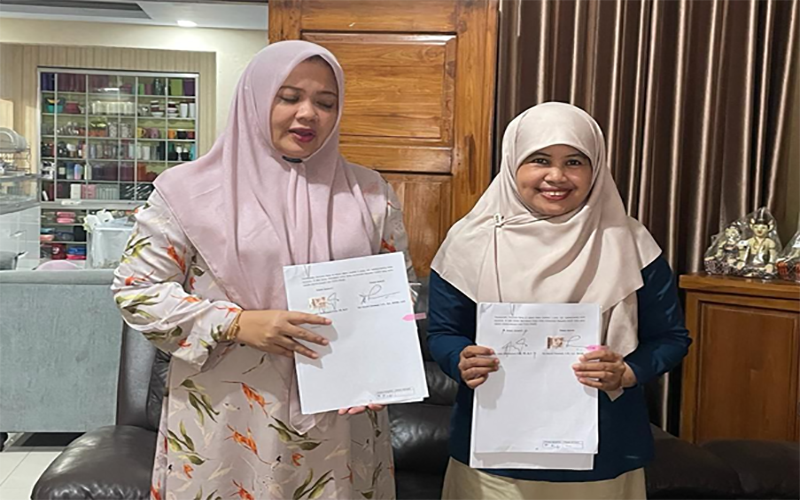 Bupati Bima, Hj Indah Dhamanyanti Putri dan Kepala BPJS Kesehatan Cabang Bima, Tati Haryati Denawati menunjukan surat kesepakatan UHC Kabupaten Bima yang telah ditandatangani.