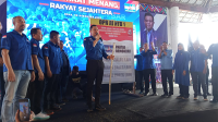 Ketua Umum Partai Demokrat, Agus Harimurti Yudhoyono melakukan simulasi pencoblosan di sela-sela kampanye dialogis yang dihadiri ribuan simpatisan Partai Demokrat dan masyarakat di Paruga Nae Woha, Kabupaten Bima, Nusa Tenggara Barat, Sabtu (30/12/2023).