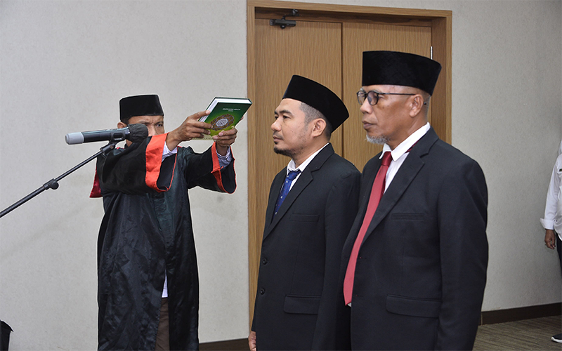 Prosesi pelantikan pejabat PDAM Bima di kantor Pemkab Bima, Rabu (27/12/2023).