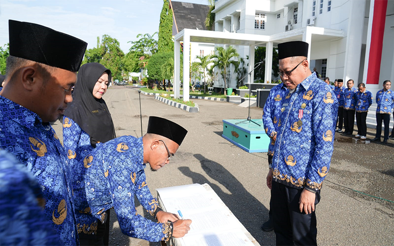 Penjabat Wali Kota Bima Mohammad Rum menyaksikan penandantanganan berita acara pelantikan ratusan PPPK Kota Bima usai upara HUT ke-52 KORPRI di halaman kantor Pemkot Bima, Senin (4/12/2023).