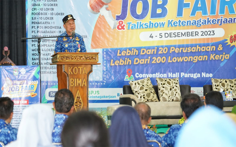Penjabat (Pj) Wali Kota Bima, Mohammad Rum menyampaikan sambutan saat membuka job fair dan talkshow ketenagakerjaan yang digelar di Convention Hall Paruga Na'e Kota Bima, Senin (4/12/2023).