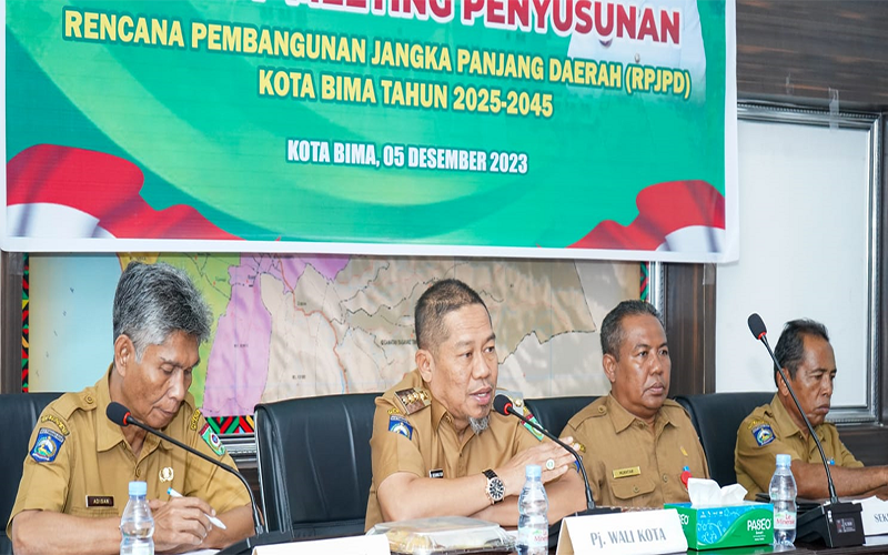 Penjabat Wali Kota Bima, Mohammad Rum saat memimpin kick off meeting penyusunan Rencana Pembangunan Jangka Panjang Daerah (RPJPD) Kota Bima tahun 2025-2045 pada Selasa (6/12/2023).