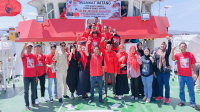 Ketua dan kader PDI Perjuangan Kota Bima menyambut ABK dan tim medis Rumah Sakit Apung Kapal Laksamana Malahayati di Pelabuhan Bima, Rabu (20/12/2023) siang. Foto Ist.