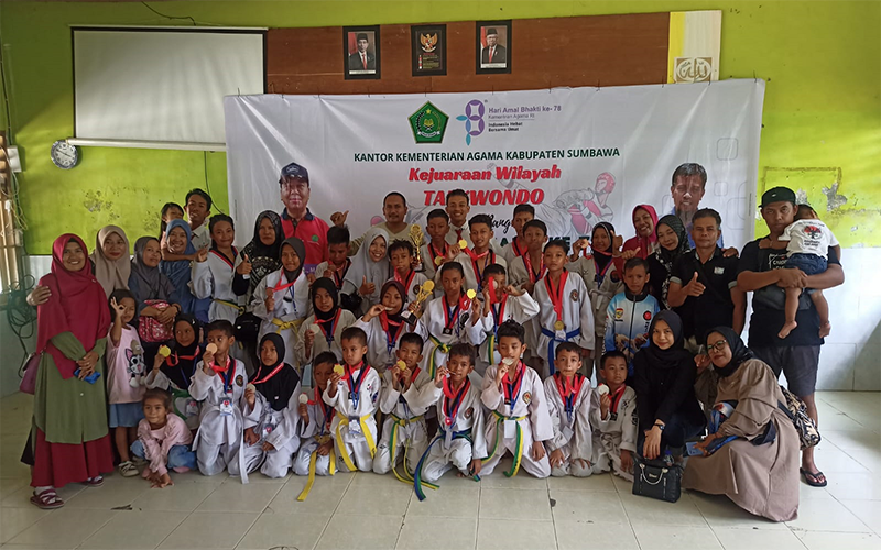 Foto bersama tim atlet dan official UTI Pro Kabupaten Bima usai mengikuti Kejurwil open tournament yang diselenggarakan Kemnag Kabupaten Sumbawa dalam rangka memeriahkan Hari Amal Bhakti (HAB).