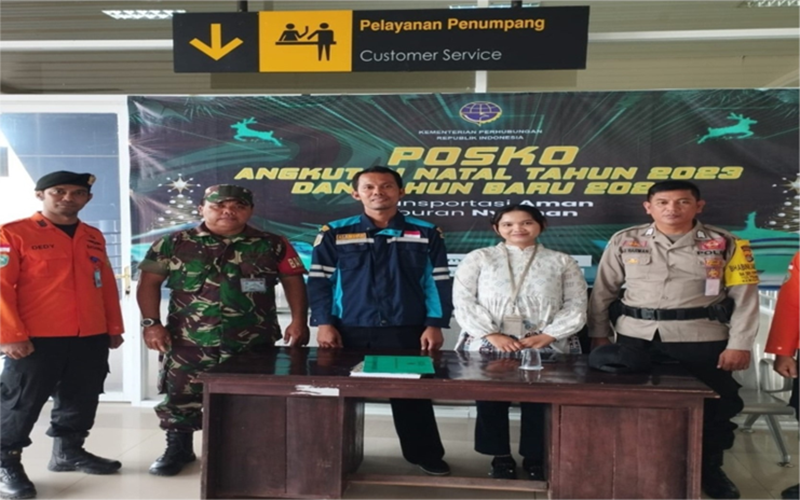 Foto petugas pengamanan di Posko Nataru Bandar Udara Sultan Muhammad Salahuddin Bima. Dok UP Bandara Bima.