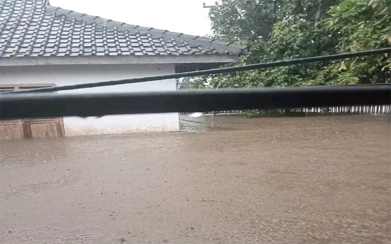 Kondisi pemukiman warga di Dusun Pali Desa Kore Kecamatan Sanggar Kabupaten Bima saat direndam banjir bandang, Kamis (7/12/2023) sore.
