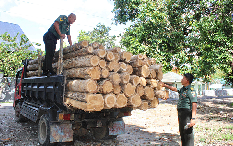 Barang bukti ratusan kayu hasil kejahatan illegal loging yang berhasil disita dari operasi tangkap tangan oleh Tim Unit Inteldim 1608/ Bima, Rabu (20/12/2023).
