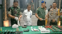 Komandan Distrik Militer 1608/ Bima, Letnal Kolonel Infantri Andi Lulianto membeberkan barang bukti dan empat terduga komplotan pengedar sabu-sabu saat konferensi pers di Markas Kodim 1608/ Bima, Senin (18/12/2023) malam.