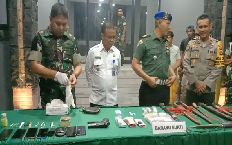 Komandan Distrik Militer 1608/ Bima, Letnal Kolonel Infantri Andi Lulianto membeberkan barang bukti dan empat terduga komplotan pengedar sabu-sabu saat konferensi pers di Markas Kodim 1608/ Bima, Senin (18/12/2023) malam.