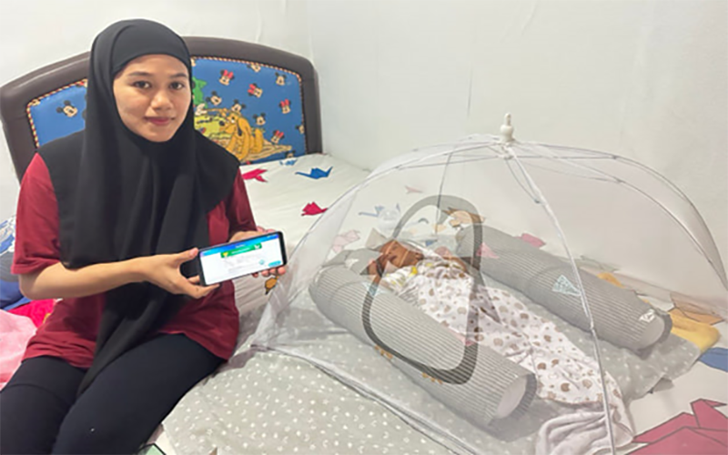 Warga Kelurahan Panggi, Kecamatan Mpunda Kota Bima, Putri Nurul Sa'baniatun menunjukan kartu JKN. Ia bersyukur dapat menjalani operasi Caesar melahirkan anak pertamanya tanpa pusing memikirkan biaya berkat telah tercakup dalam program JKN.
