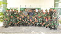 Foto bersama Dandim 1608/ Bima, Letkol Inf.Andi Lulianto S.Kom dengan anggota Koramil 1608-05/ Donggo saat bersilaturahmi di Koramil Donggo, Sabtu (30/12/2023).