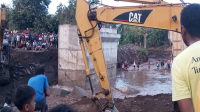 Progress bangunan jembatan penghubung Desa Kore dan Desa Sandue Kecamatan Sanggar, Kabupaten Bima, Nusa Tenggara Barat yang masih dikerjakan kontraktor pelaksana dari anggaran tahun 2023. Foto Ist.