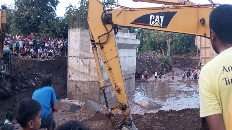 Progress bangunan jembatan penghubung Desa Kore dan Desa Sandue Kecamatan Sanggar, Kabupaten Bima, Nusa Tenggara Barat yang masih dikerjakan kontraktor pelaksana dari anggaran tahun 2023. Foto Ist.