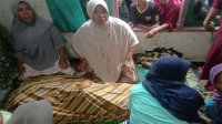 Korban tewas disambar petir saat bekerja di sawah di Desa Ncandi Kecamatan Madapangga, Kabupaten Bima, Nusa Tenggara Barat, setelah dievakuasi ke rumah duka, Minggu (31/12/2023).