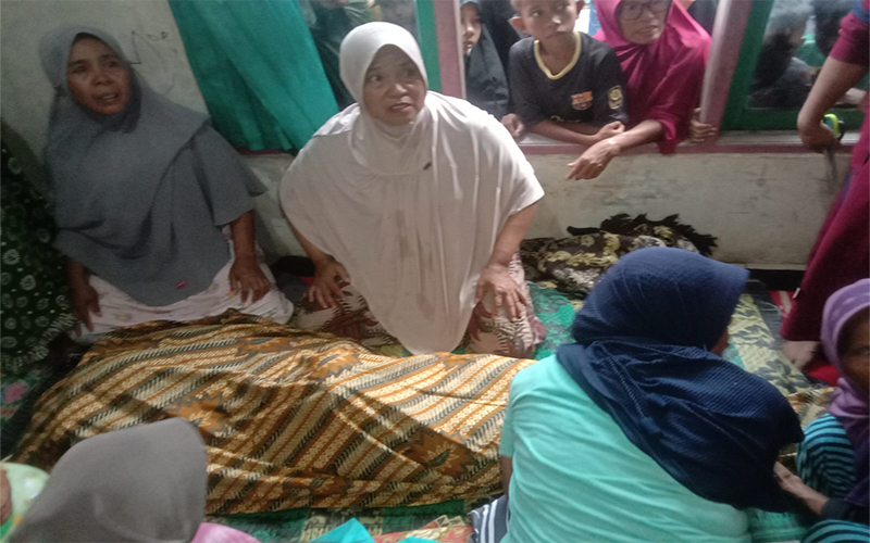 Korban tewas disambar petir saat bekerja di sawah di Desa Ncandi Kecamatan Madapangga, Kabupaten Bima, Nusa Tenggara Barat, setelah dievakuasi ke rumah duka, Minggu (31/12/2023).