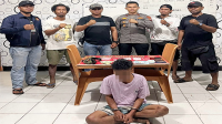 Kasat Narkoba Polres Dompu dan Kapolsek Manggelewa beserta tim gabungan bersama terduga pemilik sabu-sabu dan barang bukti yang diamankan.