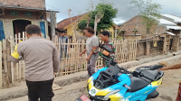 Babinsa Desa Punti Koramil 1608-05/Donggo, Sertu Munir membantu mengamankan terduga pelaku pencabulan dari amukan massa.
