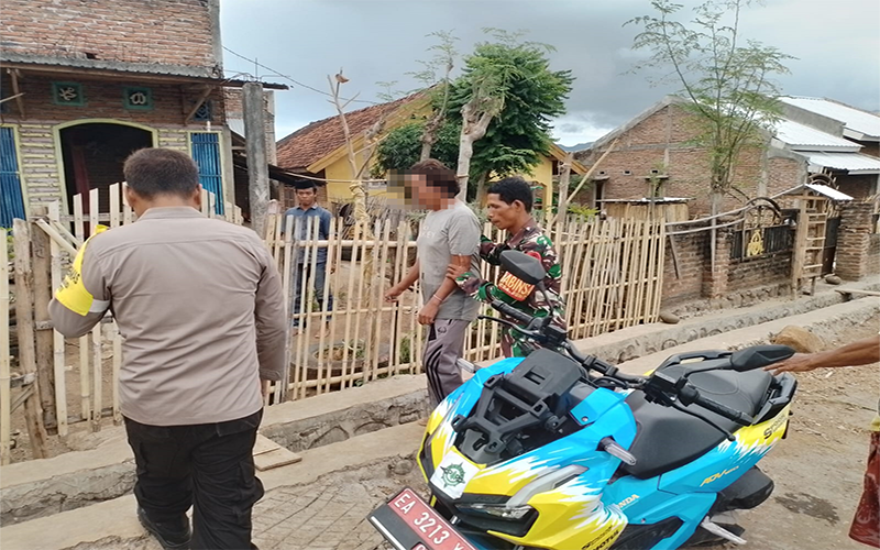 Babinsa Desa Punti Koramil 1608-05/Donggo, Sertu Munir membantu mengamankan terduga pelaku pencabulan dari amukan massa.