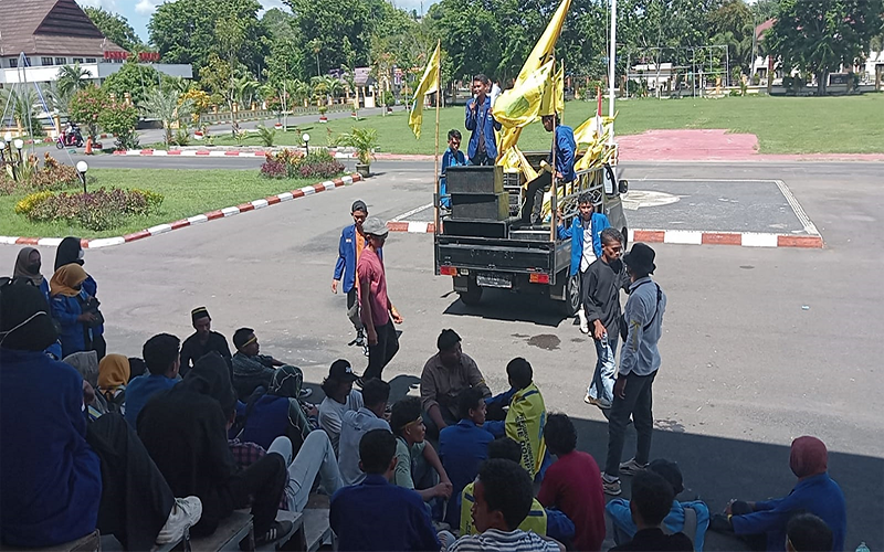 Massa PMII saat menggelar unjuk rasa di halaman kantor Pemerintah Kabupaten (Pemkab) Dompu, Nusa Tenggara Barat, Rabu (20/12/2023) siang. Foto RUL.