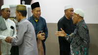 Penjabat Wali Kota Bima, Mohammad Rum saat bersilaturahmi dengan Jemaah Masjid At Taubah Kelurahan Melayu Kota Bima, Selasa (5/12/2023).