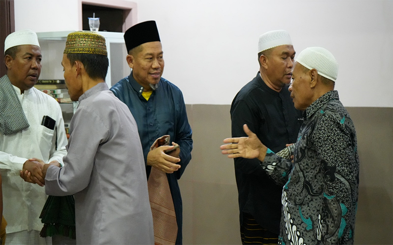 Penjabat Wali Kota Bima, Mohammad Rum saat bersilaturahmi dengan Jemaah Masjid At Taubah Kelurahan Melayu Kota Bima, Selasa (5/12/2023).