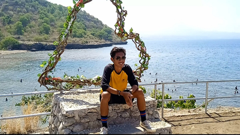 Pemandangan Pantai Sorinehe di Kelurahan Kolo Kecamatan Asakota Kota Bima, Nusa Tenggara Barat dari atas tebing yang memiliki spot foto. Foto US/ Berita11.com.