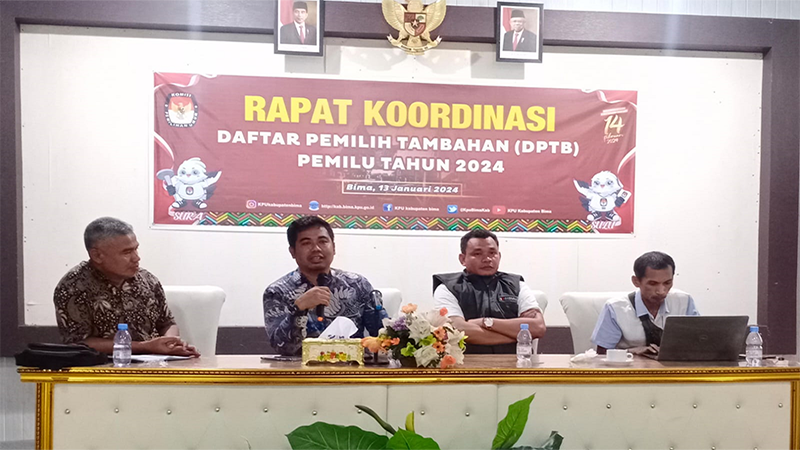 Koordinator Divisi Pencegahan, Partisipasi Masyarakat dan Hubungan Masyarakat Bawaslu Kabupaten Bima Mulyadin (tengah) saat mengikuti Rakor bersama KPU Kabupaten Bima berkaitan Daftar Pemilih Tetap tambahan.
