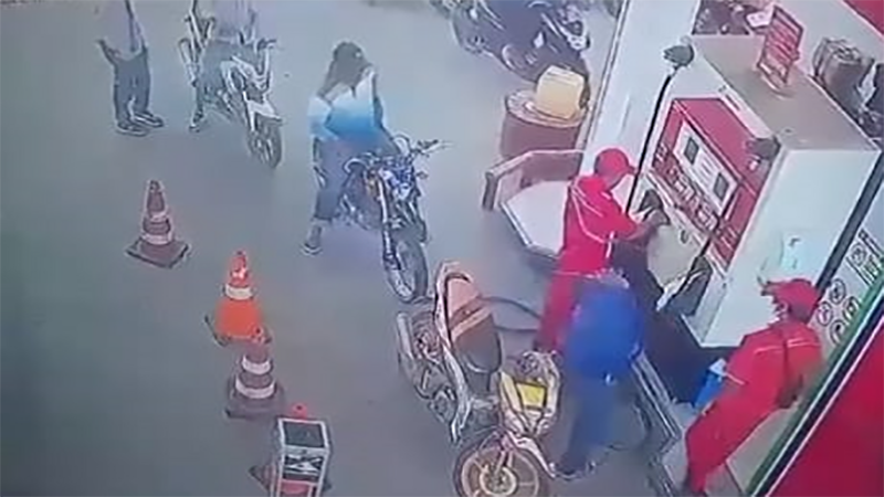 Tangkapan layar kamera pengawas (CCTV) detik-detik menjelang aksi penganiayaan berat menimpa petugas SPBU Desa Rabakodo Kecamatan Woha, Kabupaten Bima, Nusa Tenggara Barat, Senin (29/1/2024) siang.