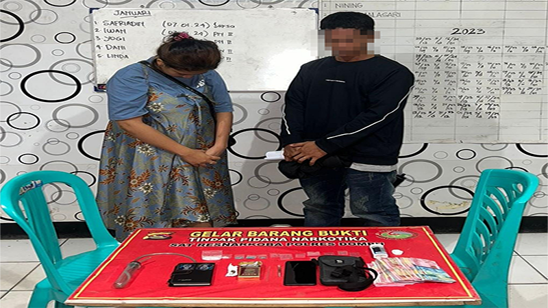 Barang bukti Narkoba dan dua terduga pemilik Narkoba yang diamankan Satuan Reserse Narkoba Polres Dompu saat melintas di Jalan Lintas Lakey pada saat malam pergantian tahun baru, 1 Januari 2024.