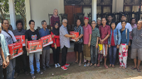 H Rachmat Hidayat saat menyerahkan bantuan mesin jahit merek Singer dan mesin obras yang bersumber dari dana aspirasinya kepada pelaku UMKM kelompok jahit di Kota Mataram.
