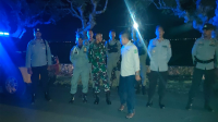 Personel gabungan TNI-Polri dan Trantib Kecamatan Soromandi saat melaksanakan patrol gabungan di desa pesisir di Kecamatan Soromandi saat malam pergantian tahun, Minggu (31/12/2023).