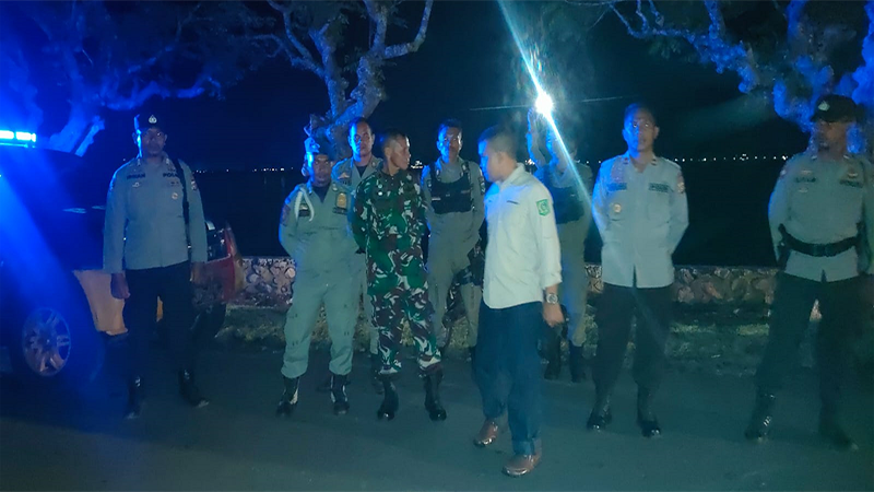 Personel gabungan TNI-Polri dan Trantib Kecamatan Soromandi saat melaksanakan patrol gabungan di desa pesisir di Kecamatan Soromandi saat malam pergantian tahun, Minggu (31/12/2023).