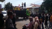 Kondisi kemacetan saat pendemo memblokade jalan negara Lintas Bima-Sumbawa sekitar persimpangan jalan di Desa Bolo Kecamatan Madapangga Kabupaten Bima, Nusa Tenggara Barat, Senin (22/1/2024).