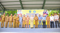 Bupati Bima, Hj Indah Dhamayanti Putri didampingi sejumlah pejabat saat meresmikan GOR mini Semangka di Kecamatan Sape Kabupaten Bima, Nusa Tenggara Barat, Senin (29/1/2024).