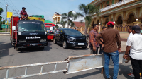 Kondisi lalu lintas saat ruas jalan negara Lintas Bima-Sumbawa sekitar persimpangan Desa Bolo Kecamatan Madapangga Kabupaten Bima ditutup massa yang menggelar aksi menyorot persoalan pupuk di wilayah setempat, Kamis (18/1/2024).