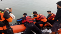 Proses evakuasi jenazah pria yang ditemukan mengapung di sekitar Pulau Kambing oleh petugas gabungan, Sabtu (6/1/2023).
