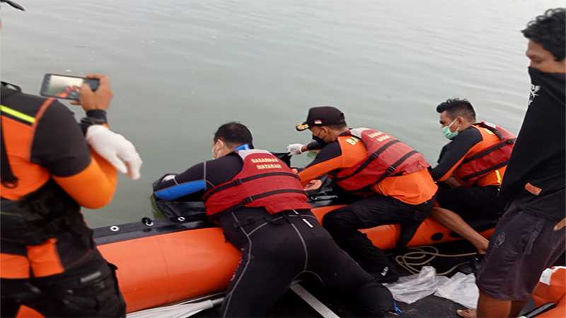 Proses evakuasi jenazah pria yang ditemukan mengapung di sekitar Pulau Kambing oleh petugas gabungan, Sabtu (6/1/2023).