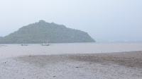 Pemandangan Pelabuhan Bima dari jauh dan aktivitas pelayaran di tengah Teluk Bima tertutup oleh kabut haze, Kamis (4/1/2024). BMKG Bima fenomena ini karena partikel kering yang sangat halus melayang di atmosfer.