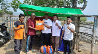 Orang tua korban terdampak banjir di Desa Bajo Kecamatan Soromandi Kabupaten Bima, Jaidin didampingi Kepala Desa Bajo Kecamatan Soromandi, A Rahim menerima bantuan Logpal dari BPBD Kabupaten Bima, Rabu (3/1/2023).