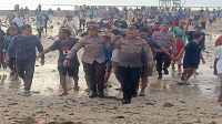 Kapolsek Hu'u Inspektur Dua Polisi Sumaharto memimpin langsung proses evakuasi korban meninggal dunia setelah tersapu ombak di Pantai Lakey Kecamatan Hu’u Kabupaten Dompu, Senin (1/1/2023) sore.