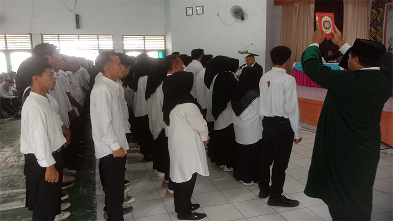 Suasana pelantikan 404 Pengawas TPS dari lima kecamatan di Kota Bima yang dilaksanakan terpusat di aula SMKN 2 Kota Bima di Jl Gatot Soebroto Kecamatan Mpunda Kota Bima, Senin (22/1/2024).