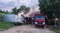 Aktivitas gudang BBM jenis solar di sekitar perkampungan warga di Desa Talabiu Kecamatan Woha Kabupaten Bima yang disorot warga.
