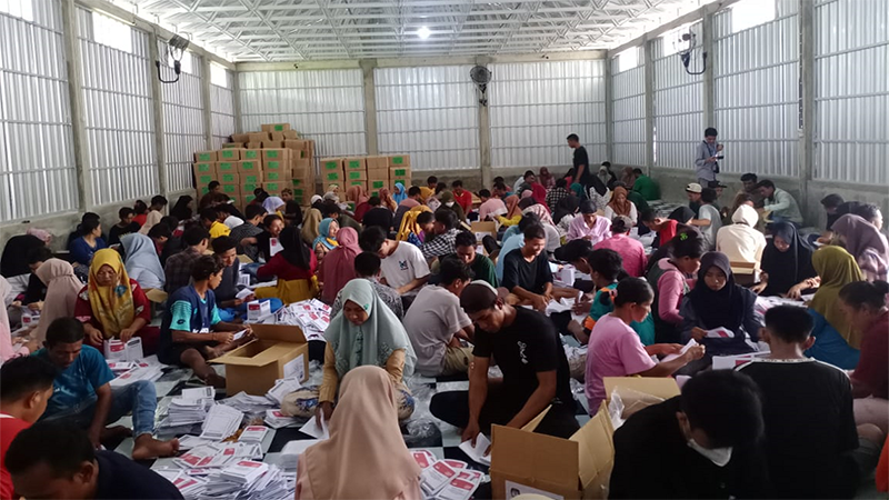 Kegiatan pelipatan dan penyortiran surat suara Pemilu 2024 vdi Komisi Pemilihan Umum Kabupaten Bima, Nusa Tenggara.