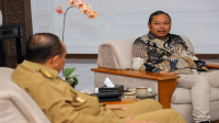 Staf Khusus Wakil Presiden Republik Indonesia, R Gatot Prio Utomo saat mendengarkan pemaparan Pj Gubernur NTB terkait upaya menurunkan stunting di Provinsi NTB.
